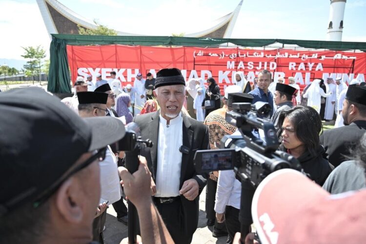 WAWANCARA—Gubernur Sumbar, Mahyeldi Ansharullah saat berikan ketrangan pada wartawan usai kegiatan di Masjdi Al Minangkabauwi.