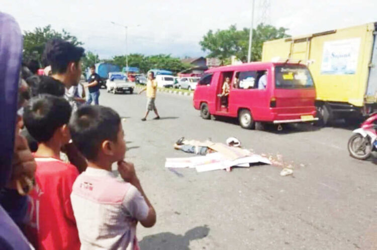 Tergilas Truk, IRT Tewas di Tempat, Kepala Pecah, Terkapa di Tengah Jalan 1 KECELAKAAN— Jenazah IRT tergeletak di tengah jalan usai tergilas truk di Simpang Ketaping, Jalan Bypass Pasar Ambacang, Kecamatan Kuranji, Kota Padang.