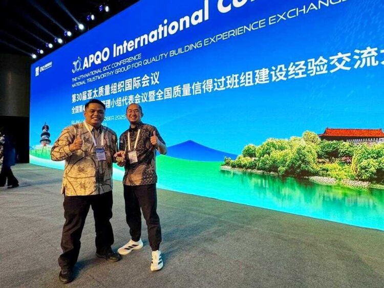 Tim Nabuang Sarok PT Semen Padang Raih Penghargaan Tertinggi APQO 2025 di Beijing 1 PENGHARGAAN APQA 2025— Tim Nabuang Sarok PT Semen Padang meraih penghargaan tertinggi Four Stars (Bintang 4) pada ajang bergengsi APQO International Conference 2025 yang digelar di Beijing International Convention Center, China, pada 15–17 Oktober 2025 lalu.