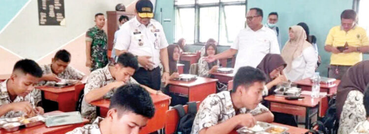 Tim Kemensetneg Cek Dapur MBG dan Sekolah Penerima 1 TINJAU SEKOLAH PENERIMA— Selain melakukan pengecekan dapur MBG, Tim Pemantauan Lapangan MBG dari Sekretariat Dukungan Kabinet juga mengunjungi sekolah penerima dan berdialog langsung dengan para siswa terkait menu makanan yang diterima.