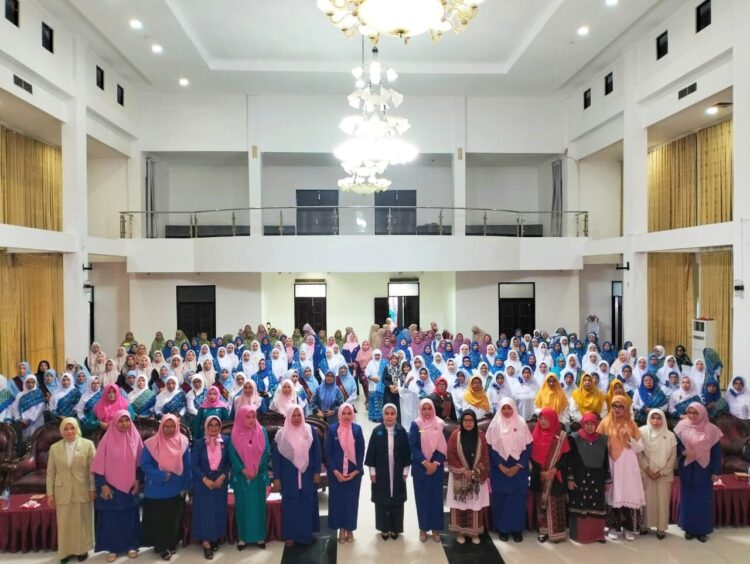 Ibu-Ibu Majelis Taklim GOW, Tingkatkan Semangat Keagamaan 1 MAJELIS TAKLIM— Wakil Bupati Rahmat Hidayat menghadiri seminar dan lomba sholawat antar Badan Kontak Majelis Taklim (BKMT) se-Kabupaten Padangpariaman, kemarin.