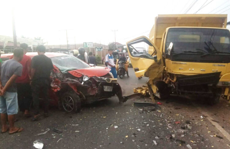 Kecelakaan Maut Dump Truk vs Mobil Calya, 1 Tewas, 4 Luka-luka, Jalan Kondisinya Lurus, Diduga Gegara Kelalaian Sopir 1 KECELAKAAN— Kondisi mobil Calya dan dump truk yang mengalami kecelakaan di Rimbo Panjang, Kenagarian Punggasan, Kecamatan Linggo Sari Baganti, Kabupaten Pesisir Selatan.