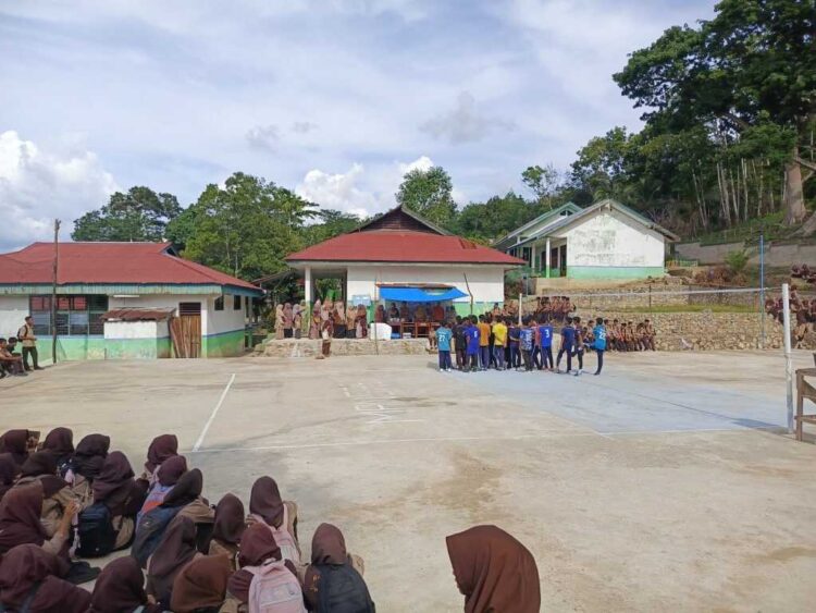 Turnamen Voli Antar Kelas Resmi Dibuka 1 TURNAMEN VOLI — Siswa MAN 1 Sijunjung ikut menyaksikan turnamen voli antar kelas yang digelar di lapangan olahraga madrasah, Kamis (16/10).