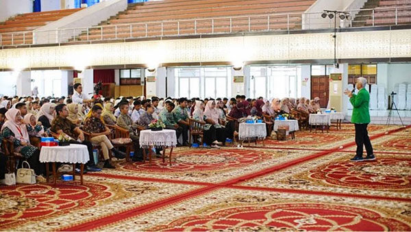 KUNJUNGI UNAND— Wakil Rektor I UNAND, Prof. Dr. Syukri Arief, M.Eng menerima kunjungan 1.200 siswa dan guru pendamping dari sepuluh sekolah menengah atas di tiga kabupaten dan dua kota di Sumatera Barat, di Auditorium Kampus Unand Limau Manis.