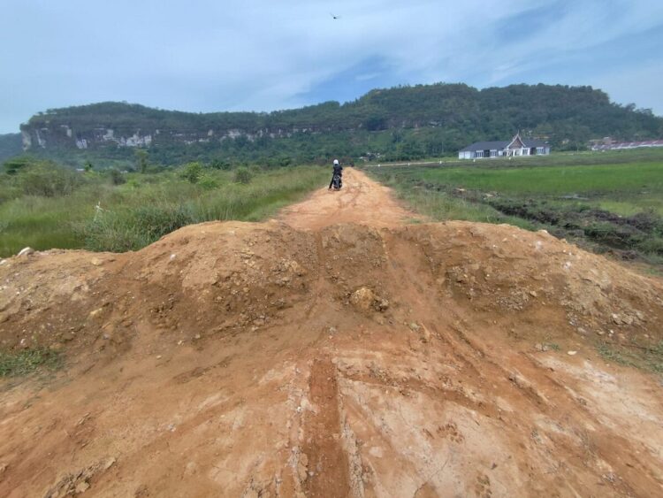 TUTUP AKSES JALAN—Terlihat gundukan tanah sebagai bentuk kekecewaan warga menutup akses jalan menuju kantor Disdikbud yang baru.