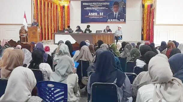 SOSPER— Anggota DPRD Sumbar, Asril SE menyosialisasikan Perda tentang Rencana Pembangunan Industri di Aula SMAN 1 Bukittinggi, Sabtu (25/10).