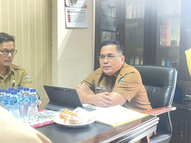 Rapat membahas anisipasi konten buruk media sosial yang dipimpin Asisten Pemerintahan dan Kesra Setdaprov Sumbar, Ahmad Zakri di ruang kerjanya, Selasa (16/9).