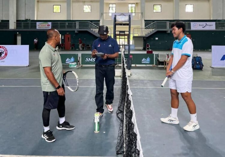 TENIS— Pertandingan antara atlet tenis asal Padang, Atradinal melawan Lucky Chandra asal Kalimantan Selatan.