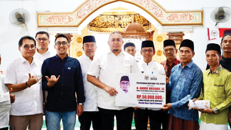 Andre Rosiade Salurkan Bantuan Rp50 Juta di Masjid Raya Taqrib Rawang, Padang 1 SERAHKAN BANTUAN— Wakil Ketua Komisi VI DPR RI dari Fraksi Gerindra Andre Rosiade menyerahkan bantuan sebesar Rp50 juta di Masjid Raya Taqrib Rawang, Kecamatan Padang Selatan, Kota Padang, Jumat (10/10).