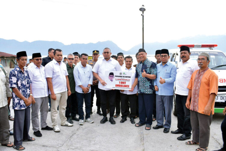 PENYERAHAN AMBULANCE— Andre Rosiade menyerahkan 1 unit ambulance kepada Masjid Raya Al Ihsan Gasan, Nagari Maninjau.