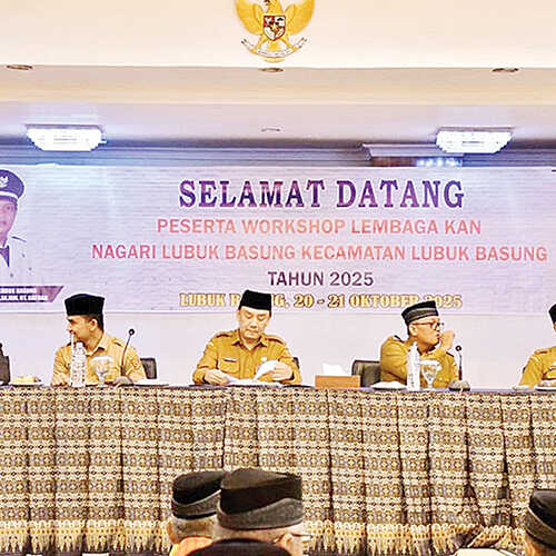 WORKSHOP LKAN— Wakil Bupati Agam, H. Muhammad Iqbal, menghadiri sekaligus membuka secara resmi Workshop LKAN yang digelar oleh Pemerintah Nagari Lubuk Basung di Hotel Sakura Syariah, Lubuk Basung, Senin (20/10).