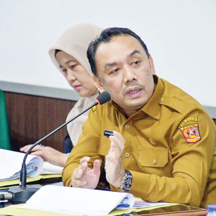 PRESENTASI— Wakil Bupati Agam, Muhammad Iqbal, 
memaparkan berbagai inovasi dan strategi Pemerintah Kabupaten Agam dalam mewujudkan keterbukaan informasi publik di hadapan Komisi Informasi Provinsi Sumatera Barat, Selasa (7/10), di Kantor 
Komisi Informasi Sumbar, Padang.