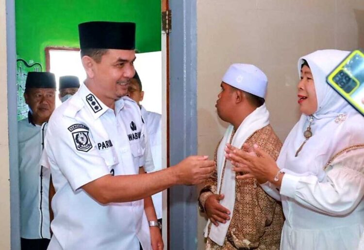 WIRID YASIN—Wabup Pasaman  H. Parulian disambut  panitia saat hadiri pertemuan rutin bulanan Rawiya di Masjid Nurul Huda, Jorong Aia Angek, Nagari Tanjung Betung Utara, Kecamatan Rao Selatan, Rabu (15/10).