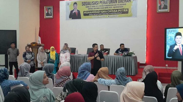 SOSIALISASI—Wakil Ketua DPRD Sumbar, Muhammad Iqra Chissa berdialog dengan pelaku UMKM yang mengikuti kegiatan Sosialisasi Perda Nomor 16 Tahun 2019 di Balai Besar Pendidikan dan Pelatihan Kesejahteraan Sosial Kecamatan Pauh Kota Padang, Minggu (26/10).