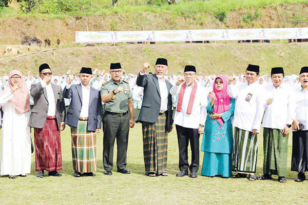 PERINGATAN HARI SANTRI— Wakil Wali Kota Padang, Maigus Nasir menghadiri apel peringatan Hari Santri Nasional Tahun 2025 yang digelar di Pondok Pesantren Perguruan Ar-Risalah, Kelurahan Balai Gadang, Kecamatan Koto Tangah, Rabu (22/10).