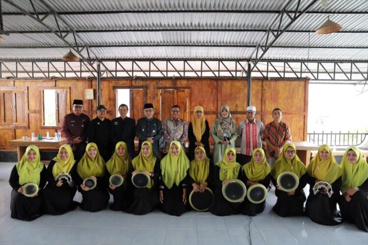 KUNJUNGI TIM QASIDAH— Wakil Wali Kota Padang, Maigus Nasir meninjau persiapan Tim Qasidah Kota Padang yang akan mewakili Sumatera Barat pada lomba tingkat nasional, di Wisma Loren, Kecamatan Pauh, Jumat (3/10).