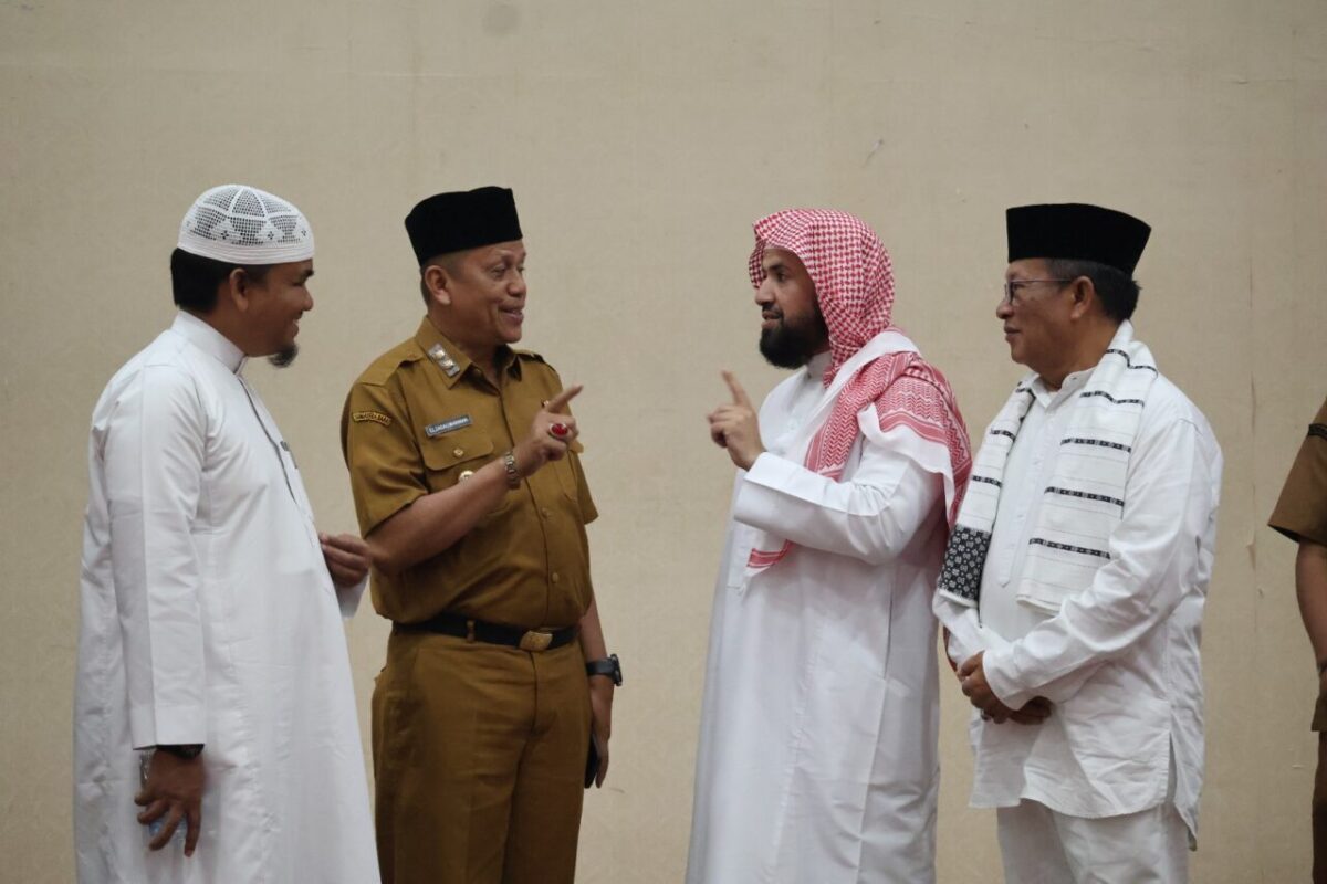 Wakil Wali Kota saat berbincang dengan Syaikh Nayif Al Utaibi