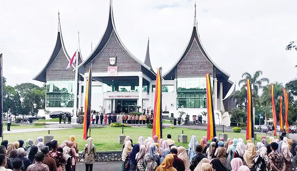 Disiplin ASN Disorot, Wali Kota Bukittinggi Perintahkan Inspektorat Bertindak 1 APEL GABUNGAN— Ratusan pegawai Pemkot Bukittinggi saat mengikuti Apel Gabungan ASN di Balai Kota, Jumat (3/10).
