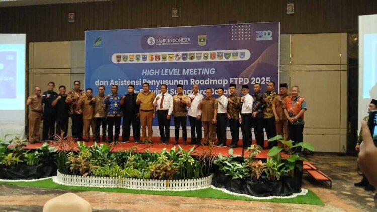 HIGH LEVEL MEETING— Wali Kota Payakumbuh, Zulmaeta, saat mengikuti High Level Meeting yang digelar oleh BI Sumbar bersama Kementerian Dalam Negeri di Hotel Balcone, Bukittinggi, Selasa (28/10).