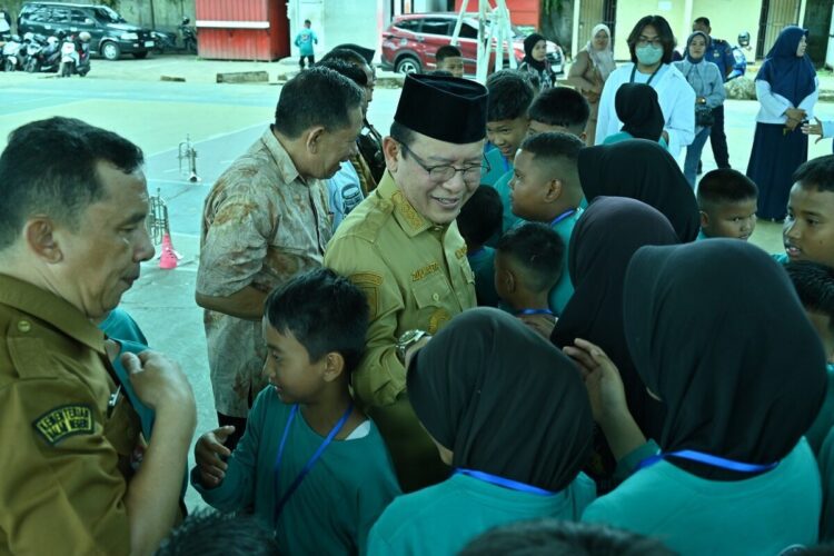 Siswa Payakumbuh Ikuti Lomba Piala Raja Hamengkubuwono 1 PELEPASAN SISWA— Wali Kota Payakumbuh Zulmaeta melepas siswa Payakumbuh menuju Yogyakarta dengan rasa haru.