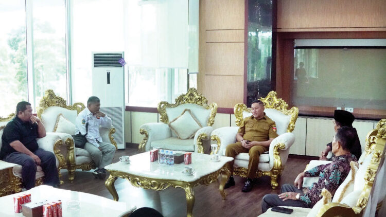 AUDIENSI— Wali Kota Bukittinggi, Ramlan Nurmatias, menerima audiensi dari Ikatan Keluarga Minang (IKM) Sumatera Utara 
di ruang transit Balaikota Bukittinggi, Selasa (7/10).