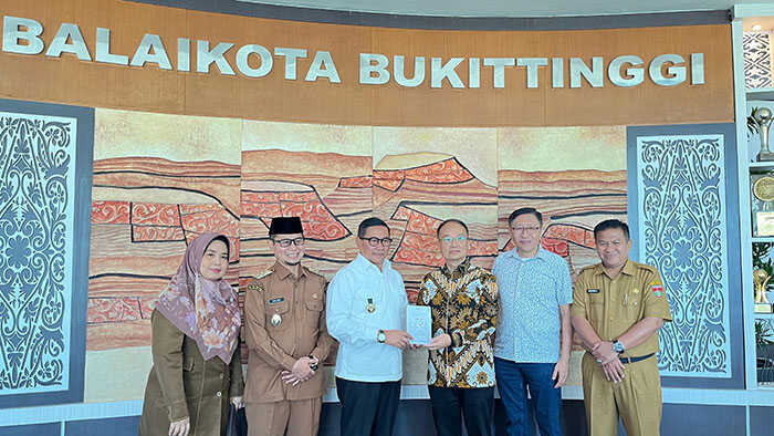 KUNJUNGAN KEHORMATAN— Wako Bukittinggi, Ramlan Nurmatias, terima kunjungan kehormatan Kepala Konjen Republik Rakyat Tiongkok  Medan, Huang He, beserta sekretaris, di ruang transit Balaikota Bukittinggi, Selasa (21/10).