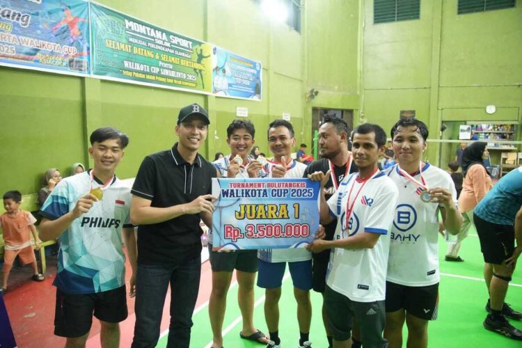 Riyanda Putra Tutup Turnamen Bulu Tangkis Wali Kota Sawahlunto Cup 2025 1 PENYERAHAN HADIAH— Wako Sawahlunto Riyanda menyerahkan hadiah kepada pemenang saat menutup turnamen bulu tangkis Wali Kota Sawahlunto Cup 2025