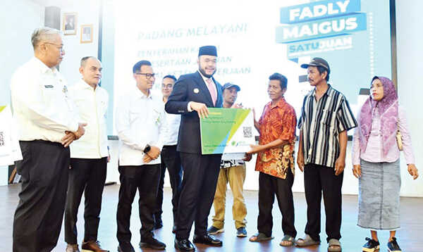 3.000 Pekerja Rentan Terima Kartu BPJS Ketenagakerjaan 1 BPJS GRATIS— Wako Padang Fadly Amran, menyerahkan Kartu BPJS Ketenagakerjaan bagi 3.000 pekerja rentan, di gedung Bagindo Aziz Chan Youth Center, Selasa (28/10). Program ini merupakan bagian dari Program Unggulan (Progul) Padang.