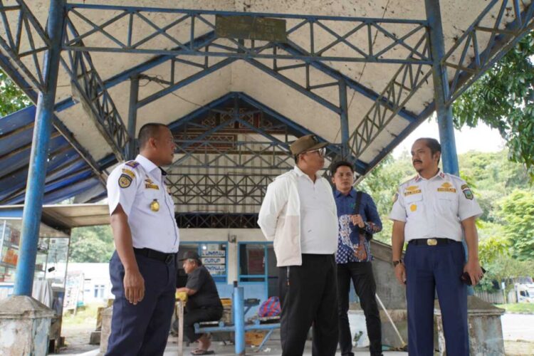 SIDAK—Wali Kota Hendri Arnis saat melakukan inspeksi mendadak (sidak) ke Dinas Perhubungan (Dishub) Kota Padang Panjang, Rabu (29/10).