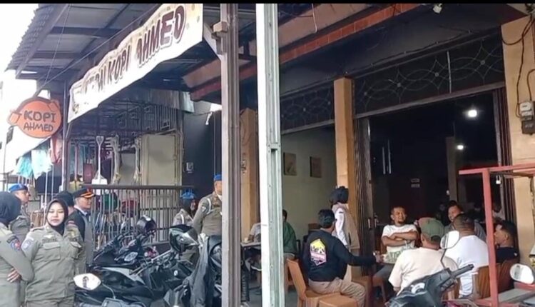 Sering Bolos pada Jam Kerja, Wako Zulmaeta Perintahkan Sweeping ASN Pemalas 1 SWEEPING ASN— Personel Satpol PP Kota Payakumbuh sedang melakukan sweeping pada ASN yang malas dan sering bolos saat jam kerja.