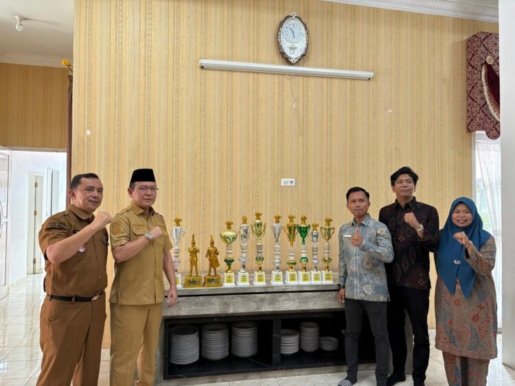 PRESTASI SDIT IPHI— Wako Payakumbuh  Zulmaeta didampingi Plt.Kepala Dinas Pendidikan, Danil Defo bangga dengan prestasi SD IT IPHI.