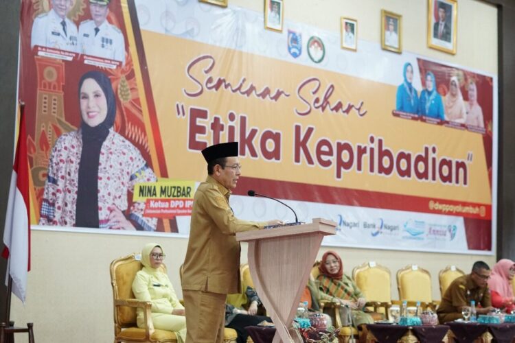 SEMINAR ETIKA KEPRIBADIAN— Wali Kota Payakumbuh Zulmaeta membuka seminar Etika Kepribadian yang digelar DWP, di Aula Ngalau Indah, Balai Kota Payakumbuh, Selasa (7/10).