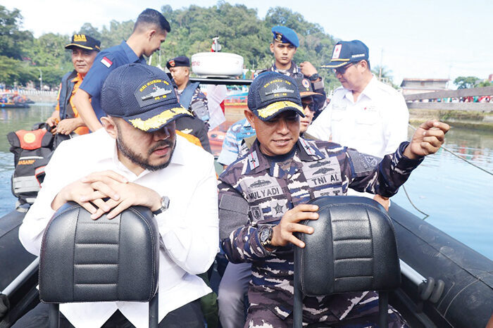 HUT TNI ke-80, Kodaeral II Padang Gelar Bakti Sosial Bersama Pemko Padang 1 AKSI BERSIH PANTAI— Wadankodaeral II Padang, Laksamana Pertama TNI Mulyadi, , Wali Kota Padang Fadly Amran, menaiki perahu karet saat melakukan aksi bersih di bantaran Kali Mati, Muaro Padang, dalam rangka memperingati HUT TNI ke-80, Kamis (2/10).