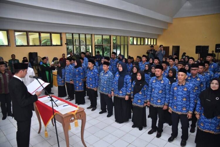 Lantik Pejabat Administrator, Pengawas dan Kepala Puskesmas, Wako Riyanda: Pahami Tanggung Jawab Moral 1 PELANTIKAN— Wali Kota Sawahlunto Riyanda Putra melantik dan mengambil sumpah jabatan sebanyak 70 orang pejabat administrator, pengawas, dan Kepala Puskesmas di Sanggar Kegiatan Belajar (SKB) Sapan.