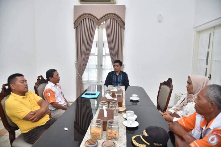 Wako Buka Ruang Kolaborasi dengan PLN ULP Sawahlunto 1 AUDIENSI—
Wali Kota Sawahlunto Riyanda Putra saat menerima audiensi Manajer PT PLN Unit Layanan Pelanggan (ULP) Sawahlunto yang baru, Novrizaldi,
di rumah dinas wali kota.