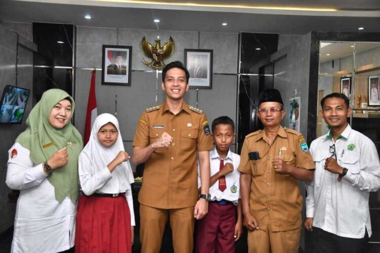 Kompetisi Robotik Madrasah Nasional, 2 Pelajar MIN 2 Sawahlunto Wakili Sumbar di Grand Final 1 MASUK GRAND FINAL— Wali Kota Sawahlunto Riyanda Putra menerima audiensi dua pelajar berprestasi dari MIN 2 Kota Sawahlunto, yaitu Muhammad Arya Pratama dan Zhafira Zefanza, di Balai Kota Sawahlunto. Keduanya masuk grand final Kompetisi Robotik Madrasah Nasional.