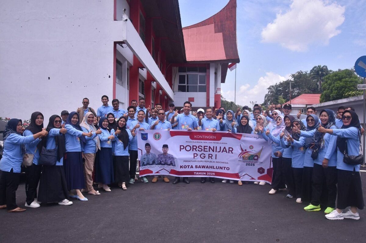 Wali Kota Sawahlunto Riyanda Putra secara resmi melepas kontingen Persatuan Guru Republik Indonesia PGR Kota Sawahlunto untuk mengikuti Pekan Olahraga Seni d