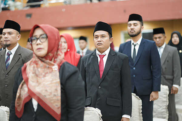 Wako Solok Lantik Pejabat Administrator dan Pengawas 1 PELANTIKAN— Wali Kota Solok Ramadhani saat melantik pejabat Administrator dan pengawas di lingkungan Pemko Solok.