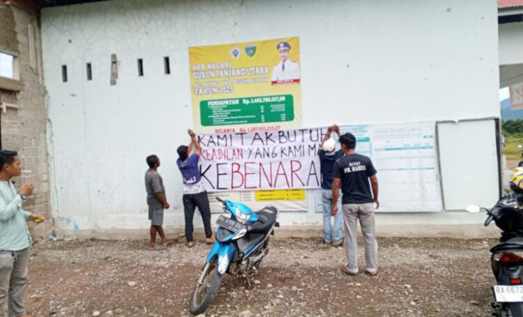 AKSI DAMAI— Warga melakukan aksi damai di Kantor Wali Nagari Gurun Panjang Utara (GPU), Kecamatan Bayang, Kabupaten Pesisir Selatan.