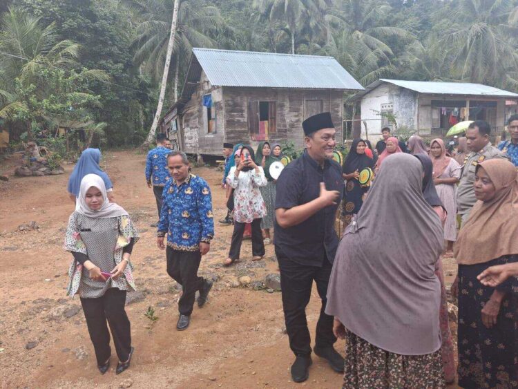 ASPIRASI MASYARAKAT— Wakil Bupati Pasaman Barat, M. Ihpan, saat menampung aspirasi masyarakat ketika melakukan kunjungan kerja ke Kejorongan Tanjung Larangan, Nagari Batahan Utara, Kecamatan Ranah Batahan, Jumat (17/10).