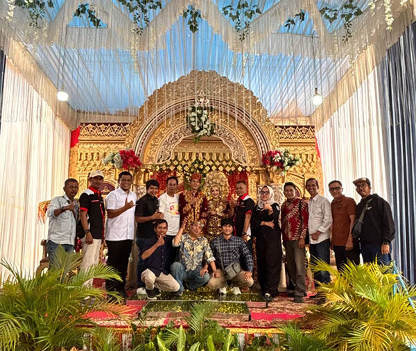 Wartawan Payakumbuh Lepas Masa Lajang 1 FOTO BERSAMA—M. Farhan Faridho Medeti, saat bersanding foto bersama dengan rekan wartawan Payakumbuh.