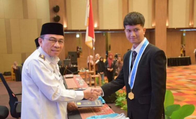 PELANTIKAN LULUSAN SMK-SMAK— Wakil Wali Kota Padang Maigus Nasir, memberi selamat kepada siswa saat menghadiri pelantikan lulusan SMK–SMAK Padang Angkatan ke-57, Rabu (8/10).