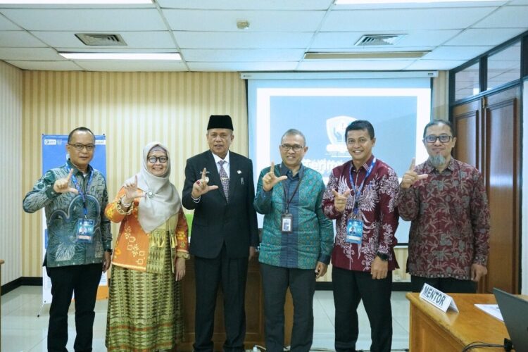 Pemko Payakumbuh Komit Bangun Birokrasi Adaptif dan Inovatif 1 FOTO BERSAMA— Wawako Payakumbuh Elzadaswarman bersama dua pejabat Pemko Payakumbuh, setelah mempresentasikan proyek perubahan strategis pada Seminar Proyek Perubahan (Proper) Pendidikan Kepemimpinan Nasional Tingkat II (PKN II) Angkatan X Tahun 2025 di Pusat Pendidikan dan Pelatihan (Pusdiklat) LAN RI, Jakarta Pusat, baru-baru ini.