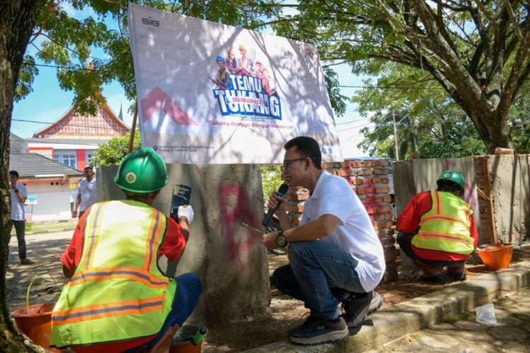 Temu Tukang di Dharmasraya, PT Semen Padang Perkuat Peran “Jago Bangunan” 1 TEMU TUKANG— Sekitar 100 tukang menghadiri kegiatan Temu Tukang yang digelar PT Semen Padang, di Auditorium Kantor Bupati Dharmasraya, Sabtu (4/10) lalu.