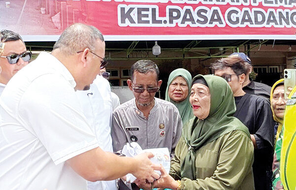 BANTU KORBAN KEBAKARAN— Wakil Ketua Komisi VI DPR RI dari Fraksi Gerindra Andre Rosiade meninjau lokasi kebakaran hebat di kawasan Pamancungan, Kelurahan Pasa Gadang, Kecamatan Padang Selatan, Jumat (10/10). Andre menyerahkan bantuan sebesar Rp50 juta untuk warga terdampak kebakaran.