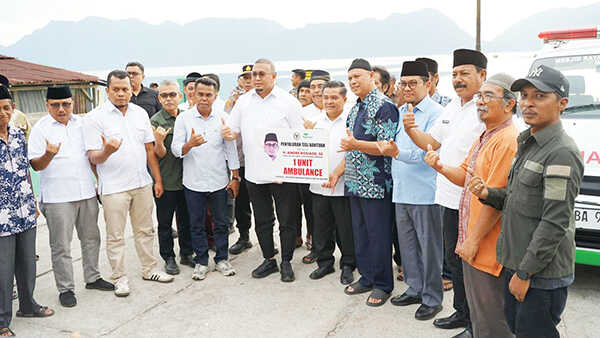 Serahkan Ambulans Masjid Al Ihsan Gasang Maninjau, Andre Rosiade Diminta Bangun Jalan Alternatif Kelok 44 1 BANTUAN AMBULANS— Wakil Ketua Komisi VI DPR RI dari Fraksi Gerindra Andre Rosiade menyerahkan bantuan satu unit ambulans Masjid Raya Al Ihsan Gasang, Jorong Gasang, Nagari Maninjau, Kecamatan Tanjung Raya, Kabupaten Agam, Kamis (9/10).
