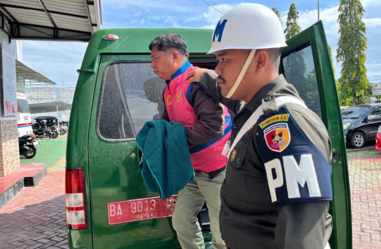 Direktur Perusda Kemakmuran Mentawai Ditetapkan sebagai Tersangka Korupsi, Rugikan Negara Rp 7,8 Miliar 1 DITETAPKAN TERSANGKA— Kejari Mentawai menetapkan Direktur Perusda Kemakmuran Mentawai berinisial KMS sebagai tersangka dalam perkara dugaan tindak pidana korupsi dan ditahan.