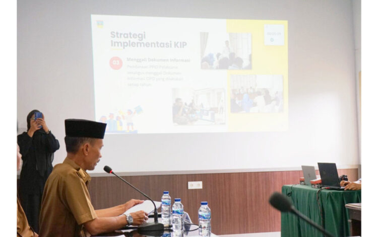 Pemkab Solsel Komit Wujudkan Keterbukaan Informasi Publik 1 PRESENTASI—
Wakil Bupati Solok Selatan H. Yulian Efi menyampaikan presentasinya pada kegiatan Presentasi Badan Publik dalam rangka Monitoring dan Evaluasi Keterbukaan Informasi oleh Komisi Informasi Sumatera Barat Tahun 2025
di Padang.