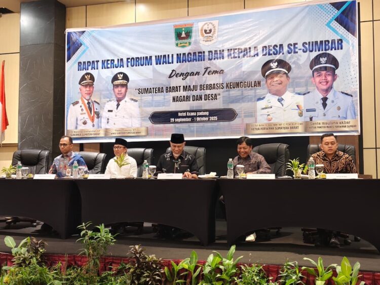 Gubernur Sumbar, Mahyeldi Ansharullah saat Rapat Kerja FORWANA dan Kepala Desa Tahun 2025 di Padang, Senin (29/9).
