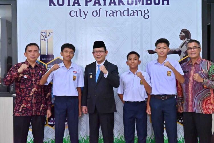 FOTO BERSAMA— Wali Kota Payakumbuh Zulmaeta berpose bersama tiga pelajar SMPN 1 Payakumbuh yang terpilih mewakili Provinsi Sumatera Barat di ajang Gala Siswa Indonesia (GSI) tingkat nasional 2025, Kamis (16/10).